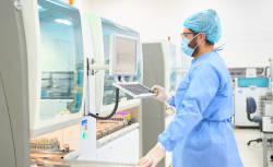persona dentro de un laboratorio